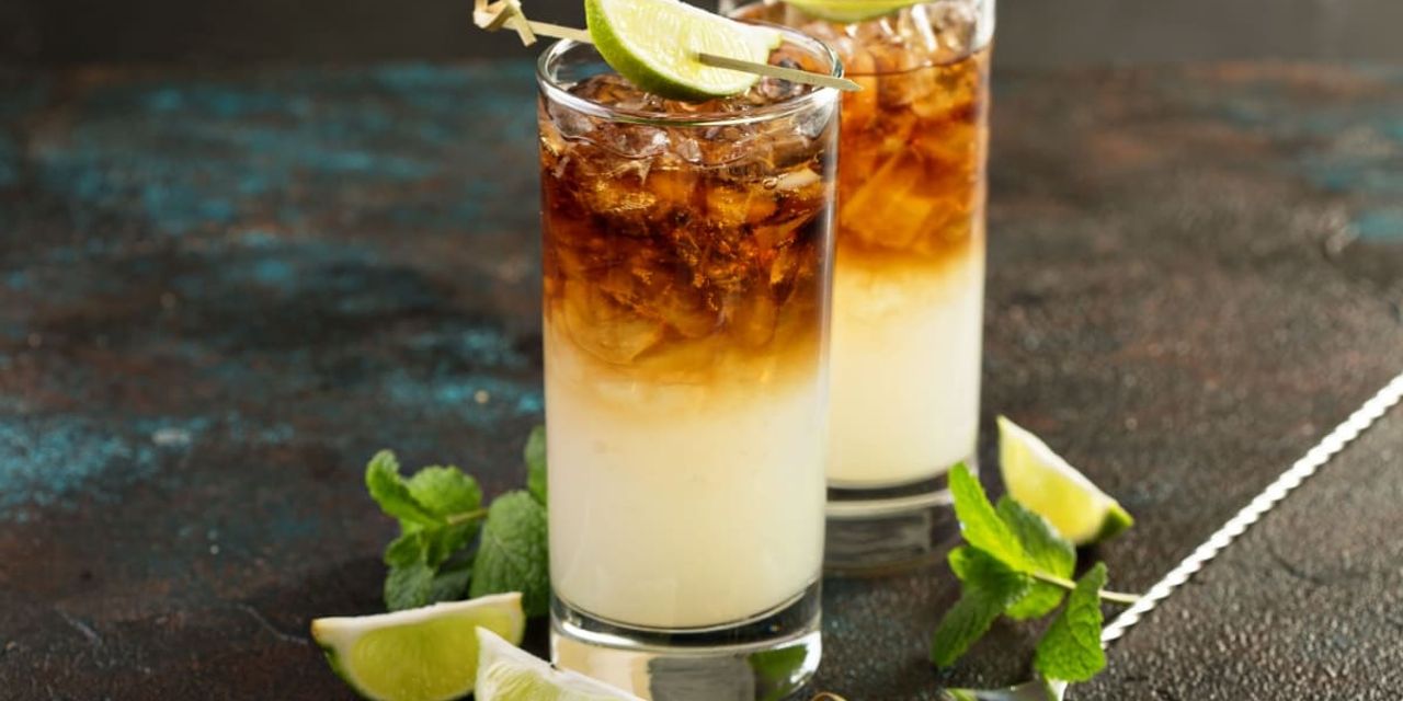 Doua cocktailuri cu rom dark and stormy Doua cocktailuri cu rom dark and stormy