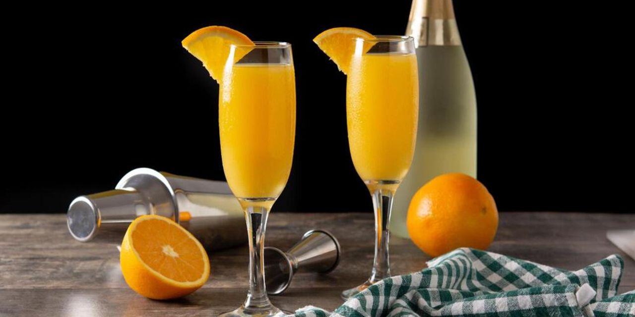 Ingrediente pentru un cocktail Mimosa