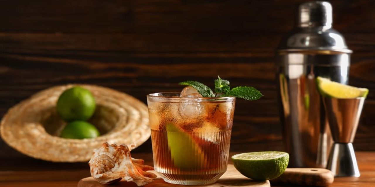 cocktail cu rom cu felii de lime menta si cuburi de gheata