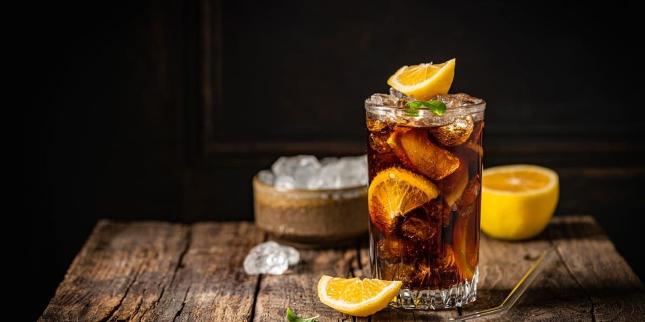 pahar de cuba libre cu felii de lamaie