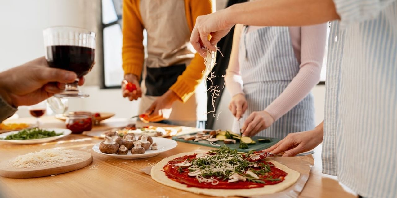 petrecere acasa cu prietenii pizza si vin petrecere acasa cu prietenii pizza si vin
