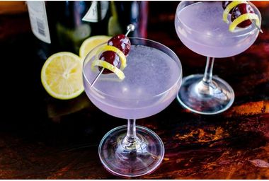 Cocktailul Aviation: rețeta clasică și povestea din spatele acestei băuturi elegante