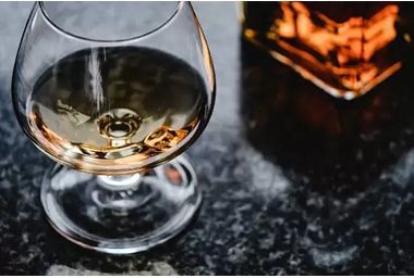 Totul despre coniac: ce este, cum &icirc;l alegi, produse recomandate