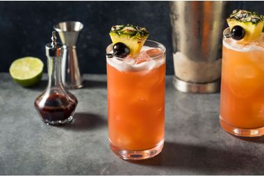 Rețeta Singapore Sling: ingrediente și sfaturi pentru un cocktail perfect