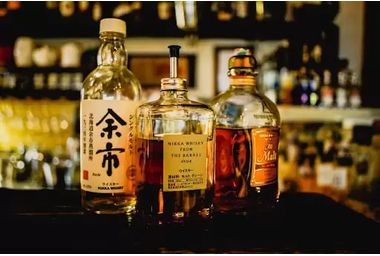 Istoria whisky-ului: fascinanta poveste a acestei băuturi