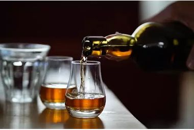 Whiskey sau whisky: care este diferența dintre ele
