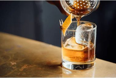 Top rețete cocktailuri whisky: cum să le prepari chiar la tine acasă