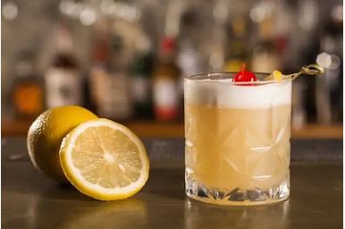 Amaretto Sour rețetă: află cum poți prepara această băutură