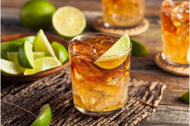 Rețeta clasică a cocktailului Dark and Stormy: o combinație perfectă de gusturi