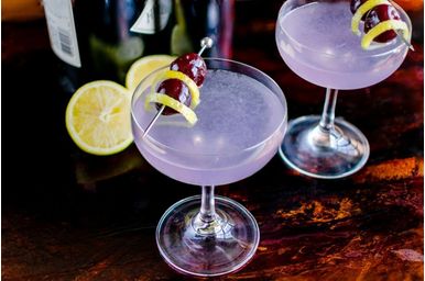 Cocktailul Aviation: rețeta clasică și povestea din spatele acestei băuturi elegante