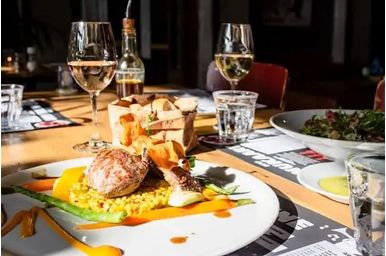 Cum asociezi vinul cu preparatele din carne: ghid complet
