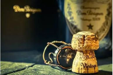 Istoria Dom Perignon: Șampania de lux pentru gusturi alese Istoria Dom Perignon: Șampania de lux pentru gusturi alese