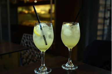 Limoncello Spritz: Rețeta perfectă pentru o petrecere reușită