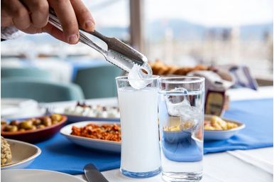 Ouzo: Ce este și cum se prepară această băutură