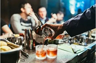 Sambuca: Ce este și cum &icirc;ți poți impresiona invitații cu această băutură