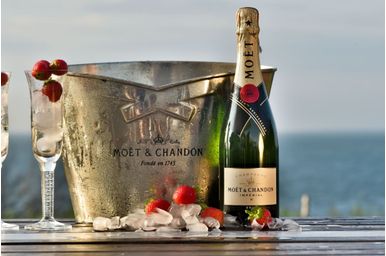 Povestea brandului de șampanie Moët & Chandon: un simbol al eleganței și al răsfățului Povestea brandului de șampanie Moët & Chandon: un simbol al eleganței și al răsfățului