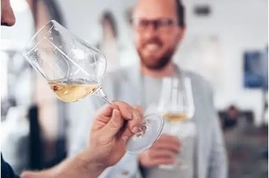 Cum se ține și cum se umple corect paharul de vin