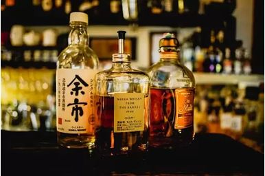 Istoria whisky-ului: fascinanta poveste a acestei băuturi Istoria whisky-ului: fascinanta poveste a acestei băuturi