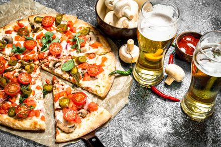 Cu ce mâncare se potrivește berea: pizza, burgeri, grătar, brânzeturi și snackuri
