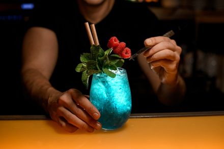 Cum să pregătești cocktailuri cu efecte vizuale spectaculoase folosind Blue Curaçao