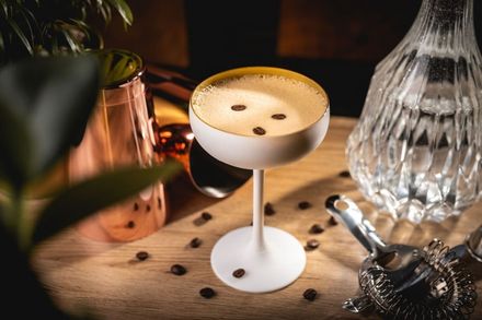 Top 7 cocktailuri emblematice pe care trebuie să le încerci în Londra Top 7 cocktailuri emblematice pe care trebuie să le încerci în Londra