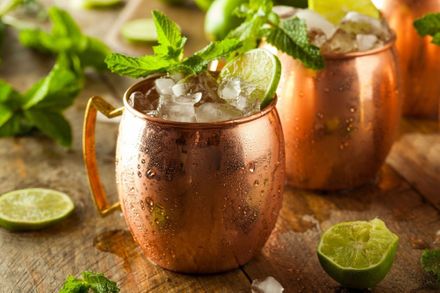Cum să prepari Moscow Mule: cocktailul ideal în orice perioadă a anului Cum să prepari Moscow Mule: cocktailul ideal în orice perioadă a anului
