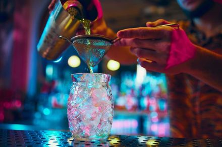 Cele mai iubite baruri de cocktail din Spania și poveștile lor fascinante