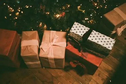 Cadouri Secret Santa: idei inedite pentru colegi și colege