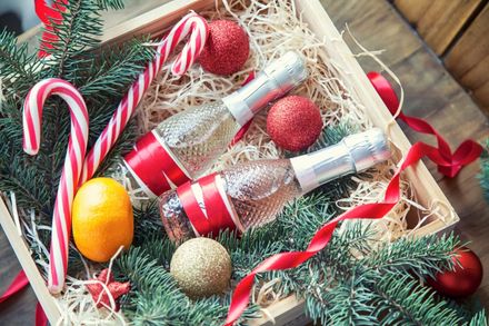 Miniaturi de băuturi: cele mai bune idei de cadou pentru Secret Santa sau colegi Miniaturi de băuturi: cele mai bune idei de cadou pentru Secret Santa sau colegi