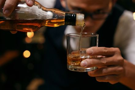 Rom alb, rom auriu sau rom brun: care este diferența și când îl alegi pe fiecare? Rom alb, rom auriu sau rom brun: care este diferența și când îl alegi pe fiecare?