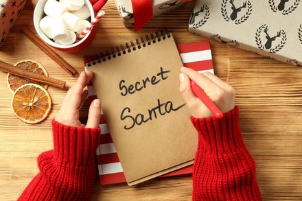Cadouri Secret Santa: idei inedite pentru colegi și colege
