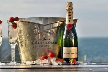 Povestea brandului de șampanie Moët & Chandon: un simbol al eleganței și al răsfățului