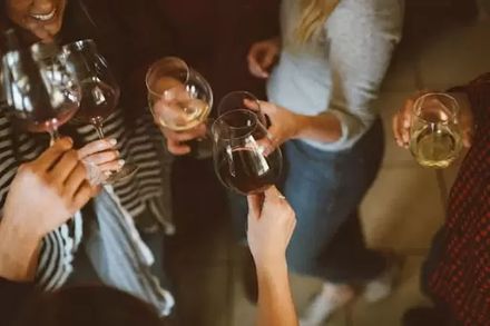 Cum se ține și cum se umple corect paharul de vin