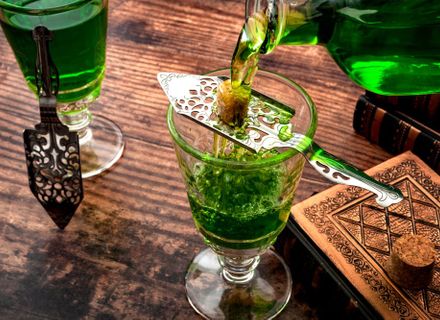 Totul despre absint: Istorie, metode de servire și idei de rețete