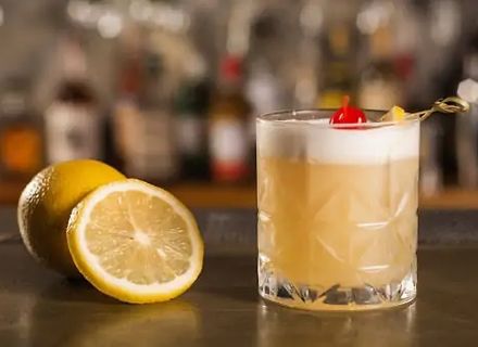 Amaretto Sour rețetă: află cum poți prepara această băutură