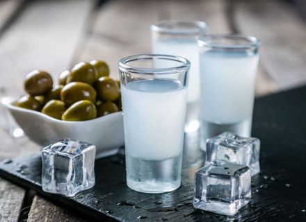 Top baruri din Grecia unde poți savura băuturi tradiționale