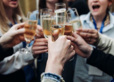 Băuturi premium pentru evenimente business: ce sticle alegi și cum le servești corect 
