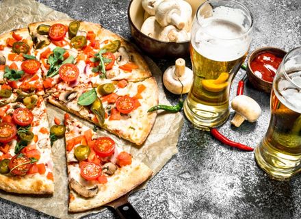 Cu ce mâncare se potrivește berea: pizza, burgeri, grătar, brânzeturi și snackuri
