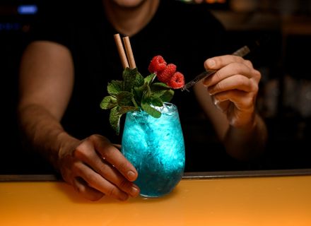 Cum să pregătești cocktailuri cu efecte vizuale spectaculoase folosind Blue Curaçao