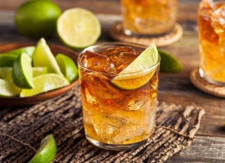 Rețeta clasică a cocktailului Dark and Stormy: o combinație perfectă de gusturi