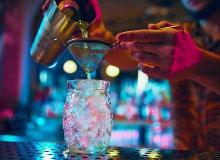 Cele mai iubite baruri de cocktail din Spania și poveștile lor fascinante