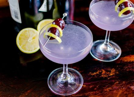 Cocktailul Aviation: rețeta clasică și povestea din spatele acestei băuturi elegante