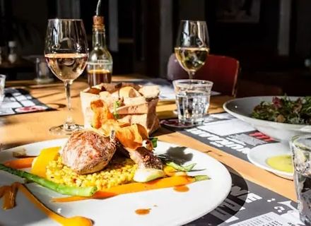 Cum asociezi vinul cu preparatele din carne: ghid complet