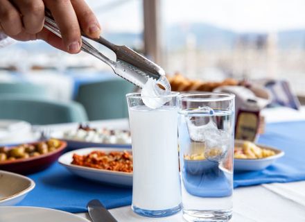 Ouzo: Ce este și cum se prepară această băutură