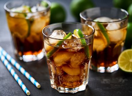 Cu ce se bea romul: deserturi, gheață, cocktailuri și servire corectă 