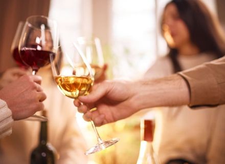 Ce băuturi alegi pentru o petrecere acasă: ghid pe ocazii, număr de invitați și buget