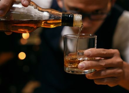 Rom alb, rom auriu sau rom brun: care este diferența și când îl alegi pe fiecare? 