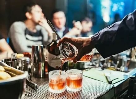 Sambuca: Ce este și cum îți poți impresiona invitații cu această băutură
