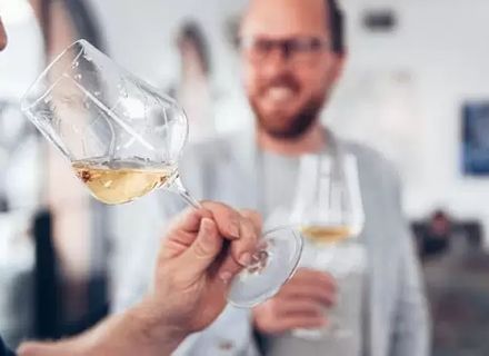 Cum se ține și cum se umple corect paharul de vin