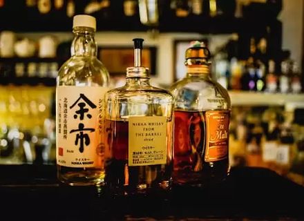 Istoria whisky-ului: fascinanta poveste a acestei băuturi